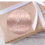 50 fabelhafte Geburtstagsparty Rose Gold Glitzer Runder Aufkleber<br><div class="desc">Senden Sie Ihre 50-jährigen Einladungen und Korrespondenz mit diesen eleganten und schicken personalisierten Aufklebern versiegelt. "50 & Fabulous" ist in stilvollem,  weißem Skript vor einer Rose goldener Hintergrund geschrieben,  mit Rose Gold Imitate Glitzer tropft von oben. Sie können mit Ihrem Namen personalisieren.</div>