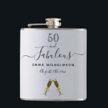 50 fabelhafte Geburtstagssilber-Monogramm-Skript Flachmann<br><div class="desc">Einfache und elegante 50. Geburtstagsgeschenk für eine Frau von ihren Freunden oder ihrer Familie. Ein klassisches Imitat mit silberfarbenem Hintergrund mit zwei Champagnergläsern, flöttert als Dekoration. Mit dem Text: 50 und fabelhaft. Personalisieren und fügen Sie einen Namen und ein Datum hinzu. Schwarze Briefe. Das Wort Fabulous wird mit einem trendigen...</div>
