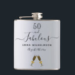 50 fabelhafte Geburtstagssilber-Monogramm-Skript Flachmann<br><div class="desc">Einfache und elegante 50. Geburtstagsgeschenk für eine Frau von ihren Freunden oder ihrer Familie. Ein klassisches Imitat mit silberfarbenem Hintergrund mit zwei Champagnergläsern, flöttert als Dekoration. Mit dem Text: 50 und fabelhaft. Personalisieren und fügen Sie einen Namen und ein Datum hinzu. Schwarze Briefe. Das Wort Fabulous wird mit einem trendigen...</div>