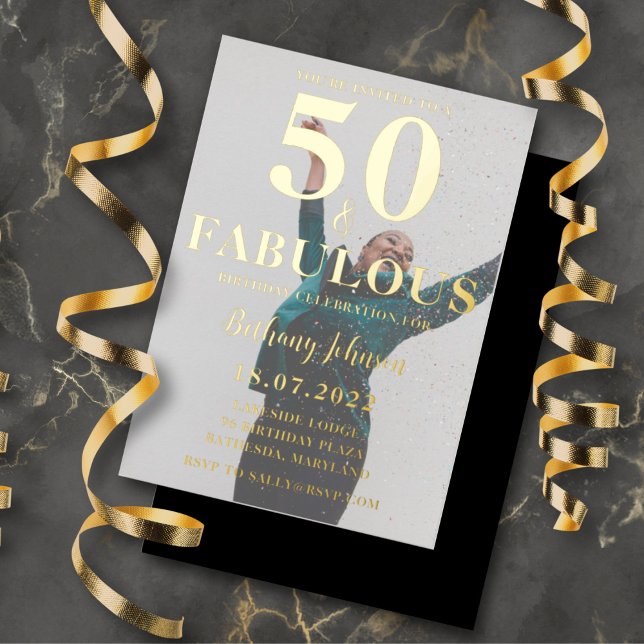 50 & Fabulous Black & Gold Foil Foto Folieneinladung (Von Creator hochgeladen)