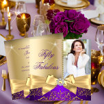 50 & Fabulous Foto Gold Lila Bow 50. Geburtstag Einladung<br><div class="desc">Fantastischer 50, Foto, Gold & lila Bogen mit goldenem Damast. Elegante moderne und stilvolle 50. Geburtstagsparty Einladungen. Jeden Anlaß laden Foto Einladung hinzufügen. Jede Anlässe zum Geburtstag eingeladen. Passen Sie Ihre persönlichen Daten und Ihr Alter an. Template für Sweet 16, 16., Quinceanera 15., 18., 20., 21., 30., 40., 50., 60.,...</div>