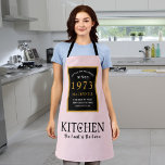 50. Geburtstag 1973 Name Elegant Black Gold Pink Schürze<br><div class="desc">Ein wunderbares Geburtstagsschwarz-goldenes Design auf einer Schürze für dieses besondere Fest. Passen Sie den Text einfach mit der bereitgestellten Vorlage an. Ein Teil der Standard-Reihe von Geburtstagsmaterialien.</div>