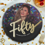 50. Geburtstag Foto-Skript Goldfarbe Pappteller<br><div class="desc">50 Goldfarben beeinflussen Skripttext-Foto-Party-Teller. Personalisieren Sie diese 50. Geburtstagsgeschichten Foto Geburtstagsgeschenk mit Ihrem eigenen Geburtstagsmädchen-Namen und einem Foto Ihres Geburtstagsmädchens. Weitere Jahre und passende Artikel sind verfügbar. © Original Design von Sarah Trett für www.mylittleeden.com auf Zazzle.</div>