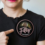 50. Geburtstag Foto Skript Rose rosa benutzerdefin Button<br><div class="desc">50 Glitzer Stil Effekt-Skript-Text in Rose Rosa und schlupfen Farbton auf schwarzen Button-Button-Abzeichen. Personalisieren Sie dieses 50. Geburtstagsparty Button mit Ihrem eigenen Foto von Ihrem Geburtstagsmädchen und Nachricht,  derzeit liest fünfzig und fabelhaft! Weitere Jahre und passende Artikel sind verfügbar. © Original Design von Sarah Trett für www.mylittleeden.com auf Zazzle.</div>