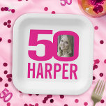 50. Geburtstag hellrosa weiß 50 Foto Pappteller<br><div class="desc">50. Geburtstag pink auf weiß, 50 individuelle Foto und Namensschild. Spaß 50. Design, personalisieren Sie diese Geburtstagsfeierplatte mit einem Foto des Geburtstagsmädchens in der Mitte der Zahl 0. Eine tolle Idee, um einem Meilenstein der 50. Geburtstagsfeier etwas Spaß hinzuzufügen. Weitere passende Artikel und Farben sind verfügbar. Exklusives Design von Sarah...</div>