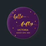 50. Geburtstag lila Goldname Datum Hallo 50 Button<br><div class="desc">Chic trendige lila Kulisse und Imitate Gold Text mit einem trendigen handgeschriebenen Stil geschrieben: Hallo fünfzig. Die Einrichtung ist mit goldenen Punkten gestaltet. Vorlagen für einen Namen und ein Datum, goldene Buchstaben. Elegant und modern für eine 50. Geburtstagsfeier, kann als Gefallen oder eine Save the Date Erinnerung für Ihre Gäste....</div>