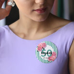 50. Geburtstagsparty Rosa Blume aquamarine Streife Button<br><div class="desc">Ein eleganter Knopf für eine mädchenhafte 50. Geburtstagsfeier. Klassische aquamarine, grüne und weiße Streifen als Hintergrund. Mit mädchenhaften und feminin rosa Blume, Rose und Pfannkuchen als Dekoration. Ein Rahmen mit Vorlagen für einen Namen, 50 Jahre und ein Datum. Der Name wird mit einem schwarzen handgeschriebenen Stilskript geschrieben. Kann als Gefallen...</div>