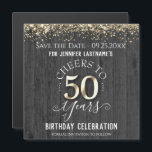 50. Gold Geburtstag Speichern Sie das Date Magnet<br><div class="desc">Eleganter Imitat Gold Glitzer mit schimmernden Konfetti Highlights auf der Ober- und Untergrenze. Alle Texte sind individuell einstellbar und lassen sich für Ihr eigenes Party leicht ändern. Großartiges elegantes 50. Geburtstagsgeschmacksdesign. Imitate mit strukturiertem Hintergrund machen eine geschlechtsneutrale Party Einladung perfekt.</div>