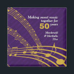 50. GOLDEN Wedding | MUSIKNOTEN Magnet<br><div class="desc">Modernes lila 50TH GOLDEN WEDDING ANNIVERSARY Magnet, inklusive musikalischer Stöcke und 50 in GOLD vor LILA Hintergrund. Der Haupttext lautet "MAKING SWEET MUSIC FOR 50 YAARS". Es gibt einen CUSTOMIZABLE-TEXT, den Sie PERSONALISIEREN können, indem Sie das Jubiläumsjahr, die Namen des besonderen Paares und das laufende Jahr hinzufügen. GRATULATIONS ist in...</div>