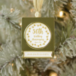 50. Goldene Hochzeit Jahrestag Ivy Wreath Banner-Ornament Gold<br><div class="desc">Rett die Erinnerungen eines 50. Jubiläums der goldenen Hochzeit mit diesem goldenen Farbschmuck, das mit einem goldenen Efeu-Kranz-Design in Goldfarben und einem stilisierten Drehbuch zum 50. Hochzeitstag und Jubiläum besticht. Außerdem gibt es einen Bannerbereich im unteren Bereich des Ornaments für die Namen des verheirateten Ehepaares. Bearbeiten Sie Ihr Ornament, um...</div>
