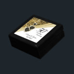 50. Goldener Glitzer Erinnerungskiste<br><div class="desc">50. Golden Glitzer Jubiläum Design Keepake Geschenkboxen bereit für Sie zu personalisieren. Dieses Design funktioniert gut für andere Veranstaltungen und Anlässe wie Geburtstag, Hochzeit, Verlobung, Abschluss, Ruhestand, etc..durch einfaches Ändern des Texts. 😊 Dieses Produkt ist zu 100% benutzerdefinierbar. Grafik und/oder Text können hinzugefügt, gelöscht, verschoben, verändert, verändert, gedreht usw. werden.(nur...</div>