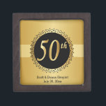 50. Goldener Hochzeitstag | personifizieren Schmuckkiste<br><div class="desc">Jahrestags-Andenken-Geschenkboxen. 100% kundengerecht. Bereiten Sie vor, um die Kästen auszufüllen oder den BESONDERS ANFERTIGEN Knopf an zu klicken, um irgendwelche des Schriftartes oder der Grafiken hinzuzufügen, zu bewegen, zu löschen, die Größe neu zu bestimmen oder zu ändern. Gemacht mit hohem Entschließungsvektor und/oder digitalen Grafiken für einen beruflichen Druck. ANMERKUNG: (DIESES...</div>