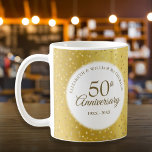 50. Hochzeitstag Gold Foil Hearts Confetti Kaffeetasse<br><div class="desc">Mit zarten goldenen Herzen Konfetti auf einem goldenen Hintergrund. Personalisieren Sie mit Ihren speziellen 50 Jahre goldenen Jubiläumsinformationen in schicken goldenen Schriften. Entwickelt von Thisisnotme©</div>