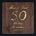 50. Hochzeitstag-goldene Hochzeits-Eltern Quadratische Wanduhr<br><div class="desc">Mama und Vater 50 Jahre zusammen,  nummerieren 50 Goldblick-Typografie des goldene Hochzeits-Jahrestags-50. Jahrestags-Party Hochzeits-des Jahrestags-50. rustikales dunkles Brown hölzerner Blick-Hintergrund elegante Wand-Uhr einzigartiges Jahrestags-Geschenk für Eltern</div>