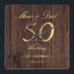 50. Hochzeitstag-goldene Hochzeits-Eltern Quadratische Wanduhr<br><div class="desc">Mama und Vater 50 Jahre zusammen,  nummerieren 50 Goldblick-Typografie des goldene Hochzeits-Jahrestags-50. Jahrestags-Party Hochzeits-des Jahrestags-50. rustikales dunkles Brown hölzerner Blick-Hintergrund elegante Wand-Uhr einzigartiges Jahrestags-Geschenk für Eltern</div>