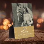 50. Hochzeitstag Goldene Liebe Herz Foto Fotoplatte<br><div class="desc">Ein wunderschönes 50. goldenes Hochzeitstag,  der die Goldherzen der Liebe Konfetti zeigt. Personalisieren Sie mit einem besonderen Foto und Jubiläumsdetails Set in klassischer Typografie. Entwickelt von Thisisnotme©</div>