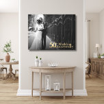 50. Hochzeitstag | Goldschrift | Foto Leinwanddruck<br><div class="desc">Feiern Sie einen bemerkenswerten Meilenstein mit diesem eleganten Leinwand aus dem 50. Foto zum Geburtstag der Hochzeit. Mit luxuriösen Goldschriften und Platz für ein hochgeschätztes Foto, macht diese Leinwand einen zeitlosen Sake, der fünf Jahrzehnte Liebe und Engagement ehrt. Ideal für den Gedenken an diesen besondere Anlass, wird es eine Touch...</div>