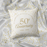 50. Hochzeitstag Goldstaubdecke Kissen<br><div class="desc">Konzipiert für die Koordination mit unserer 50-jährigen Gold Staub Kollektion. Mit zartem Goldstaub. Personalisieren Sie mit Ihren speziellen 50 Jahre goldenen Jubiläumsinformationen in schicken goldenen Schriften. Entwickelt von Thisisnotme©</div>