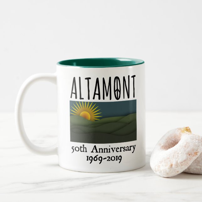 50 Jahre Altamont Speedway Free Konzert 1969 Zweifarbige Tasse (Mit Donut)