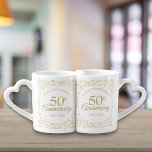 50 Jahre Gold Hearts Confetti Liebestassen<br><div class="desc">Personalisieren Sie mit den Namen und das Hochzeitsjahr des glücklichen Paares. Ein lustiges,  einzigartiges und individualisierbares Geschenk zum Feiern des goldenen Hochzeitstages. Entwickelt von Thisisnotme©</div>