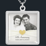 50. Jahrestag der Hochzeit Foto Anhänger Versilberte Kette<br><div class="desc">ADD YOUR FOTO - Eleganter und romantischer traditioneller Stil personalisiert 50. Hochzeit Anniversary Foto Pendant. Vintager Charme mit Viktorianischem Band und Monogramm beschnitten. Fügen Sie einfach die Namen der Braut und des Raumes oder das Hochzeitsdatum hinzu, um ein einzigartiges und einmaliges Geschenk für das besondere Jubiläumspaar zu machen. Auch macht...</div>