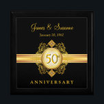 50. Jahrestag Gold Black Keepake Geschenkboxen<br><div class="desc">Schönes Viktorianisches Glanzgold Filigree Emblem mit Juwel Akzenten auf schwarzem Hintergrund. Einfach die Namen anpassen oder Monogramm-Initialen verwenden, und Hochzeit für das spezielle Golden Anniversary Paar auf Ihrer Geschenkliste. Kann leicht für andere Geschenkfeiern angepasst werden - Urlaub, Geburtstag, Ruhestand, Abschluss oder jeden besondere Anlass, der eine besondere Touch des Unterrichts...</div>