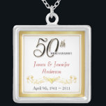50. Jahrestags-eleganter Andenken-Anhänger Versilberte Kette<br><div class="desc">50. Jahrestags-Andenken-Halskette -- Eleganter goldener 50. Hochzeitstag-Anhänger mit formalem Skript und in einer Liste verzeichnetem antikem Entwurf -- Fertigen Sie die Namen und das Datum für Ihre glückliche Feier besonders an. Vervollkommnen Sie Geschenk für Ihre Ehefrau, Mutter, Großmutter, um 50 goldene Jahre zusammen zu gedenken. Zusammenpassende Karten, Einladungen, Porto und...</div>