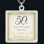 50. Jahrestags-eleganter Gedenkanhänger Versilberte Kette<br><div class="desc">50. Jahrestags-Andenken-Halskette -- Eleganter goldener 50. Hochzeitstag-Anhänger mit formalem Skript und in einer Liste verzeichnetem antikem Entwurf -- Fertigen Sie die Namen und das Datum für Ihre glückliche Feier besonders an. Vervollkommnen Sie Geschenk für Ihre Ehefrau, Mutter, Großmutter, um 50 goldene Jahre zusammen zu gedenken. Zusammenpassende Karten, Einladungen, Porto und...</div>