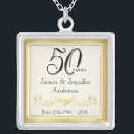 50. Jahrestags-eleganter Gedenkanhänger Versilberte Kette<br><div class="desc">50. Jahrestags-Andenken-Halskette -- Eleganter goldener 50. Hochzeitstag-Anhänger mit formalem Skript und in einer Liste verzeichnetem antikem Entwurf -- Fertigen Sie die Namen und das Datum für Ihre glückliche Feier besonders an. Vervollkommnen Sie Geschenk für Ihre Ehefrau, Mutter, Großmutter, um 50 goldene Jahre zusammen zu gedenken. Zusammenpassende Karten, Einladungen, Porto und...</div>