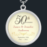50. Jahrestags-Halsketten-eleganter Versilberte Kette<br><div class="desc">50. Jahrestags-Andenken-Anhänger-Halskette -- Eleganter goldener 50. Hochzeitstag-Anhänger mit formalem Skript und in einer Liste verzeichnetem antikem Entwurf -- Fertigen Sie die Namen und das Datum für Ihre glückliche Feier besonders an. Vervollkommnen Sie Geschenk für Ihre Ehefrau, Mutter, Großmutter, um 50 goldene Jahre zusammen zu gedenken. Zusammenpassende Karten, Einladungen, Porto und...</div>
