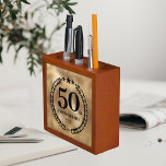 50-jähriges Firmenlogo Gold Stifthalter<br><div class="desc">Goldene Folie 50-jähriger Tischorganisator mit Firmenlogo und Jahr. Doppelseitig mit dem gleichen Design. Ideal für den Chef und die Angestellten. Gedenkdesign mit einem Lorbeerzweig und Sternen. Das Logo kann für Text geändert werden, indem Sie auf die Schaltfläche klicken, um das Design zu bearbeiten.</div>