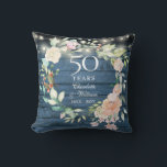 50. Jubiläum Rustic Floral String Lights Foto Kissen<br><div class="desc">Mit einer zarten Aquarellgarage,  Saitenleuchten und einem blauen rustikalen Holzpaneelhintergrund kann dieses schicke 50-jährige Hochzeitssenpillow-Kissen mit Jubiläumsinformationen in elegantem Text und dem Foto auf der Rückseite personalisiert werden. Entwickelt von Thisisnotme©</div>