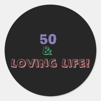 50 & Loving Life Runder Aufkleber