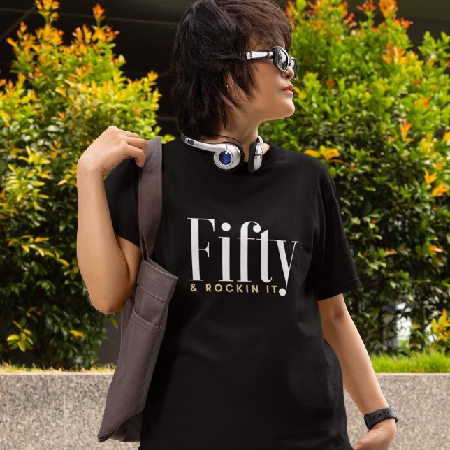 50 & ROCKIN IT Typografie Einfach, Moderner Geburt Tri-Blend Shirt (Von Creator hochgeladen)