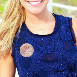 50. Rose Goldrot Button<br><div class="desc">Elegantes,  klassisches,  glamouröses Namensschild für eine 50. Geburtstagsfeier. Rose Gold und Farbverlauf. Dekoriert mit Rose Gold Konfetti. Personalisieren und einen Namen hinzufügen. Der Name ist mit einem modernen,  dunklen Rose gefärbten Handschrift geschrieben. Nummer 50 wird mit einem Schriftart im Ballonstil geschrieben.</div>