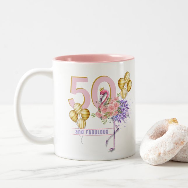 50 und fabelhafte rosa Flamingo-Tasse Zweifarbige Tasse (Mit Donut)