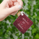 50 und fabelhafter Geburtstag Red Burgund Glitzer  Schlüsselanhänger<br><div class="desc">Mit hübschem,  gürtelhaftem und wunderschönem dunkelroten bordeauxfarbenem Hintergrund und personalisierter Textvorlage für den Namen,  den Sie bearbeiten können,  ist dies perfekt für die 50. Geburtstagsfeiern!</div>