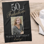 50 und fabelhaftes Elegant 50. Geburtstag Foto Geschirrtuch<br><div class="desc">50 und Fabulous Elegant 50. Geburtstag Foto Küchentücher. Elegantes Skript in weiß und golden Farben. Fügen Sie Ihren Namen und Ihr Foto hinzu.</div>