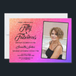 50 und fabelhaftes elegantes rosa Glitzer Foto Einladung<br><div class="desc">Mit dieser eleganten und stilvollen Einladung laden Familie und Freunde zu einer 50. Geburtstagsfeier ein.
Es zeichnet sich durch einen rosa und lila Glitzer ombre Hintergrund und stilvolle Typografie aus.
Sie können das Foto durch ein eigenes ersetzen und die Details anpassen.</div>