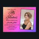 50 und fabelhaftes elegantes rosa Glitzer Foto  Einladungspostkarte<br><div class="desc">Mit dieser eleganten und stilvollen Einladung laden Familie und Freunde zu einer 50. Geburtstagsfeier ein.
Es zeichnet sich durch einen rosa und lila Glitzer ombre Hintergrund und stilvolle Typografie aus.
Sie können das Foto durch ein eigenes ersetzen und die Details anpassen.</div>