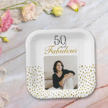 50 und fabelhaftes Gold Glitzer Foto 50. Geburtsta Pappteller<br><div class="desc">50 und fabelhafte Gold Glitzer Foto 50. Geburtstag Papier Teller. Das Design hat Imitate Gold Glitzer Punkte und das Sprichwort 50 und fabelhaft ist in der modernen Drehbuch. Machen Sie für sie Ihre eigenen Teller zum 50. Geburtstag. Passen Sie Ihr Foto mit dem Alter an und legen Sie es in...</div>