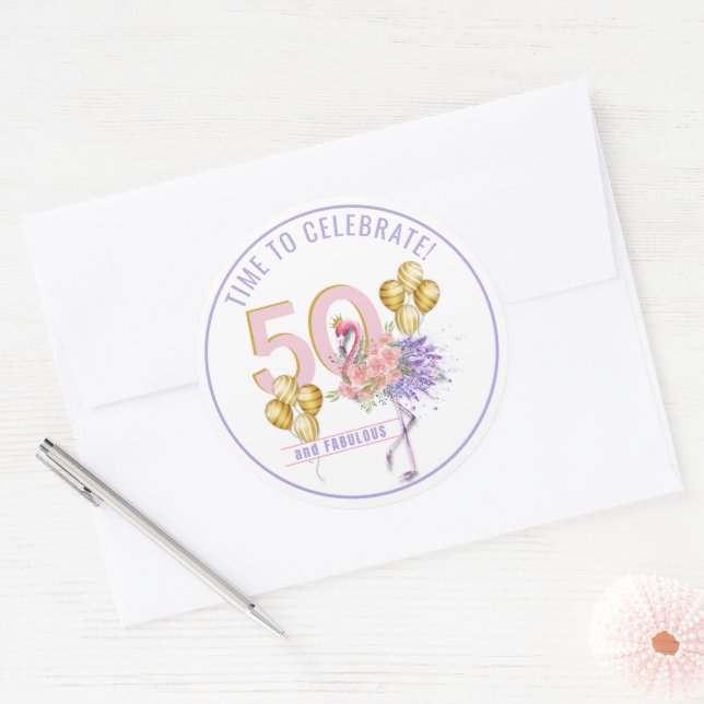 50 und Fabulous Pink Flamingo Runder Aufkleber (Umschlag)