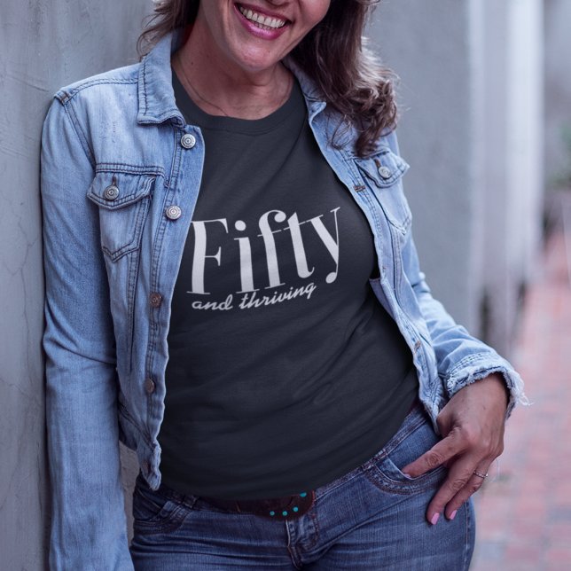 50 und Thriving Typografie Einfache moderne Custom T-Shirt (Von Creator hochgeladen)