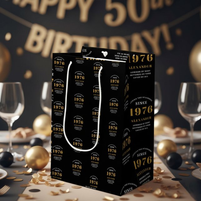 50th Birthday 1976 Black Gold Chic Elegant Mittlere Geschenktüte (Born 1976 birthday gift bag. Background out of focus.)
