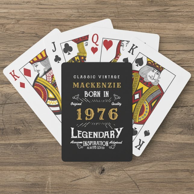 50th Birthday Born 1976 Legend Black Gold Spielkarten (Born 1976 playing cards. Wood background.)