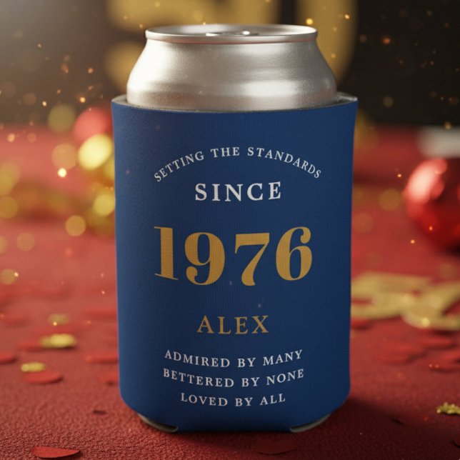 50th Birthday Name 1976 Blue Gold Elegant Chic Dosenkühler (Blue 1976 Can cooler on a red cloth background.)