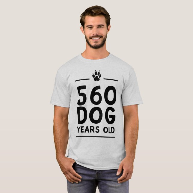 560 Hundejahres alt T-Shirt (Vorne ganz)