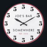 5.00 Uhr Irgendwohin angepasste Bar Happy Hour<br><div class="desc">Großartiges 50. Geburtstagsgeschenk! Diese klassische "Es ist irgendwo 5 Uhr" Uhr hat ein Gefühl von Spaß! Diese witzige weiße Uhr mit Rot kann leicht für Ihr Bar oder ein Geschenk für einen Freund angepasst werden. Weiße Uhr mit schwarzen Zahlen. Fügen Sie einen Namen und ein Datum hinzu. Ich würde eine...</div>