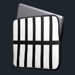 5 Biskige schwarze Linien Laptopschutzhülle<br><div class="desc">Dieses fett geometrische Muster wird durch ein Kartensymbol für Bahngleise Inspiriert und besteht aus fünf vertikalen schwarzen Linien, die durch eine waagerechte schwarze Linie in der Mitte geteilt werden. Das Schwarz-Weiß-Muster hat einen schlichten Look. Das Weiße ist tatsächlich transparent, sodass man es ändern kann, wenn man will. Klicken Sie einfach...</div>