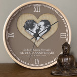 5. Hochzeitstag mit Holz - Foto Uhr<br><div class="desc">Wood heart Effect Hochzeitstag Uhr mit einer echten Holzumgebung oder die Umgebung Ihrer Wahl, personalisiert mit Ihrem eigenen Paare Foto, Jahr der Ehe, und Namen oder Beziehung zu Ihnen. Das Beispiel liest Emily & Matthew Vermeulen 5. Wood Wedding Jubiläum und Ihre Ehe und das aktuelle Datum. Weitere passende 5 Jahre...</div>
